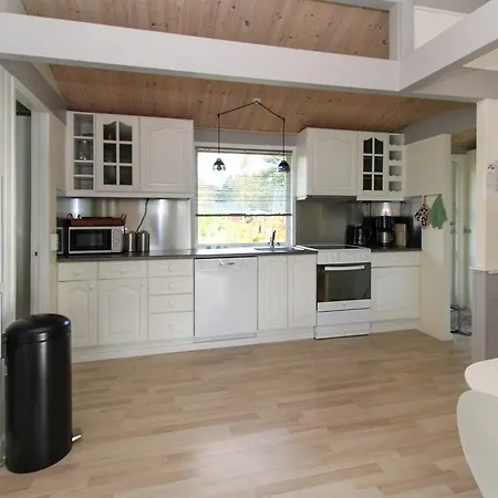 Three-bedroom Holiday In * Hals