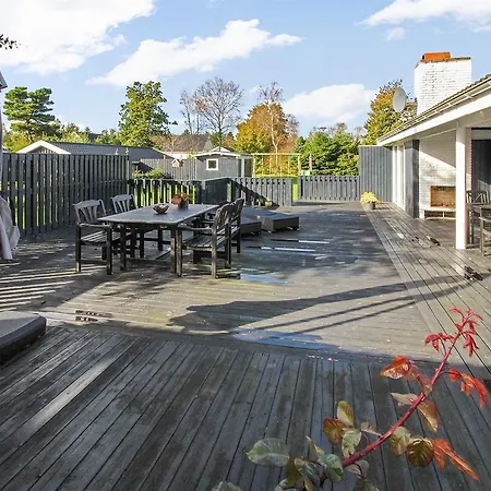 Three-bedroom Holiday In * Hals