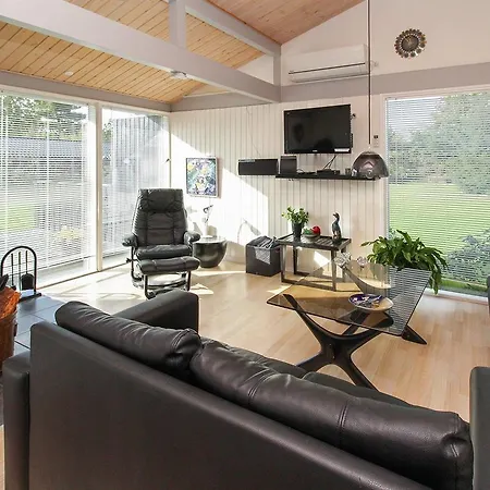 Feriehus Three-bedroom Holiday In *